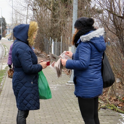 Targowisko w Lipsku - zbieranie podpisów i rozdawanie gazety 